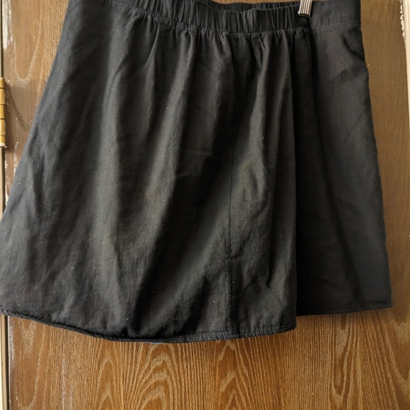 Reversible pattern to plain black knee length skirt - Picture 2 of 2